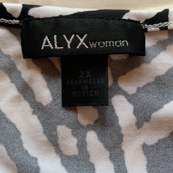 3/4 length sleeve top - Picture 2 of 4